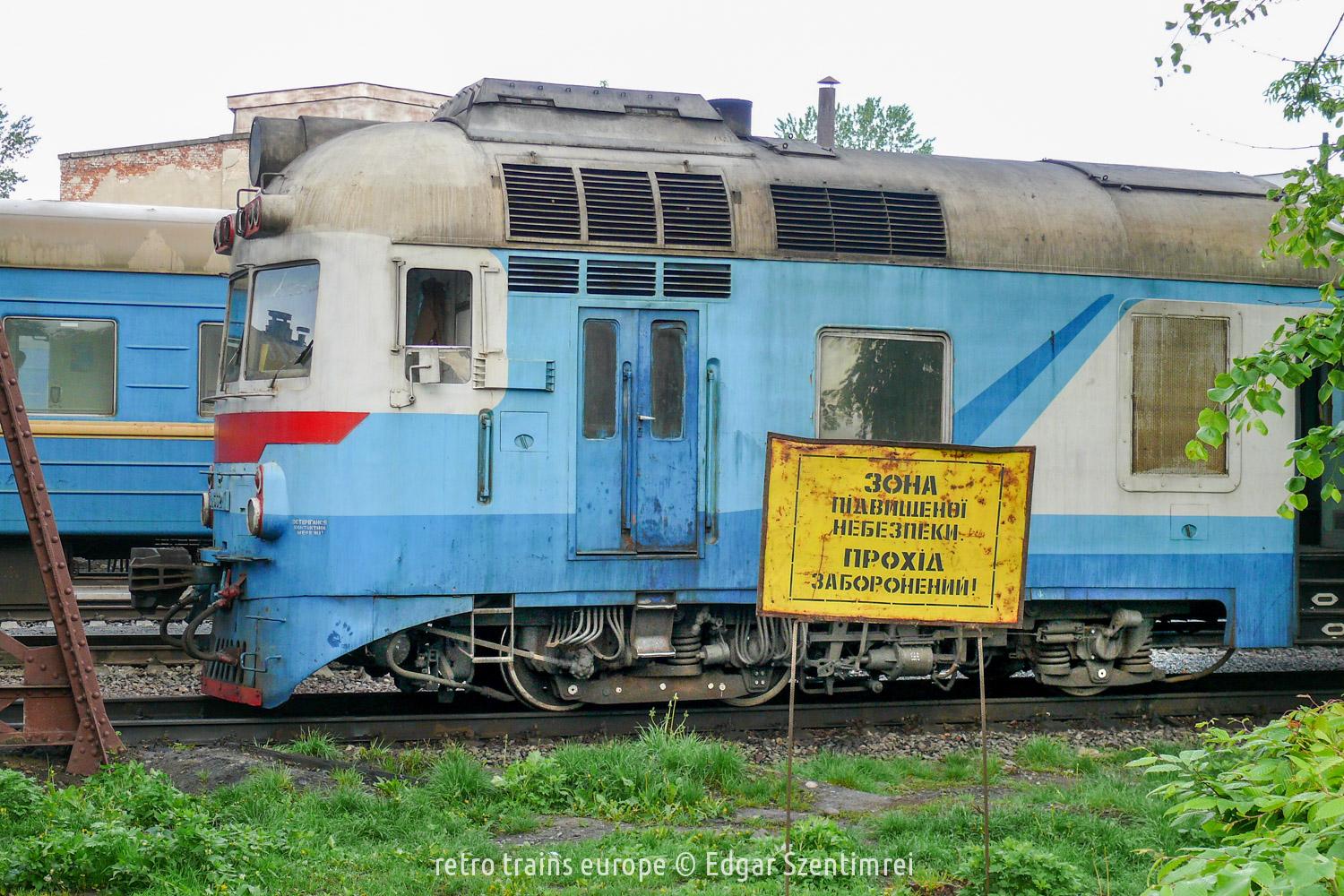 DMU D1 552 of the UŽ Ukrainian Railways at station Ivano Frankivsk